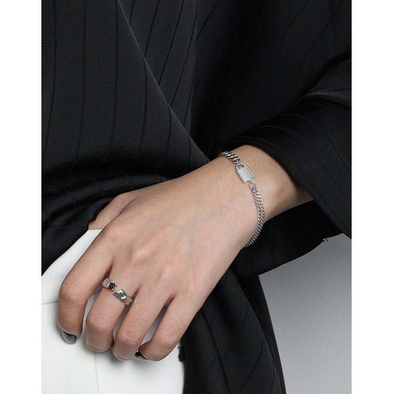 Asymmetry Curb Chain OT 925 Sterling Silver BraceletPendant Size: 14mm * 8.2mm 
Metal Material: Solid 925 Sterling Silver
Metal Electroplating: Rhodium
Chain Length: 165mm
Total Weight: 8.05gJEWELLYJEWELLYAsymmetry Curb Chain OT 925 Sterling Silver Bracelet