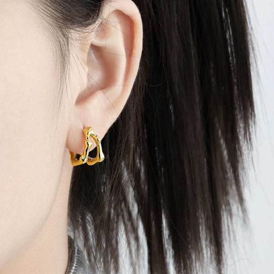 Fashion Irregular Bamboo Double Layers C Shape 925 Sterling Silver StuEarring Size: 16.3mm * 11.2mm 
Metal Material: Solid 925 Sterling Silver
Metal Electroplating: 18K Yellow Gold /Rhodium
Earring Backs: Solid 925 Sterling Silver
TotaJEWELLYJEWELLYShape 925 Sterling Silver Stud Earrings