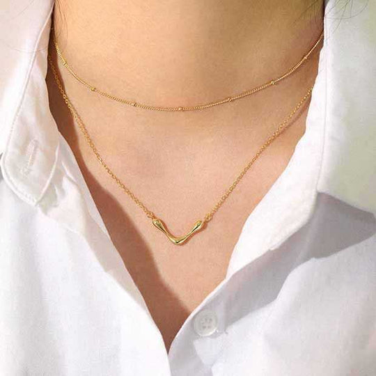 Fashion Letter V Shape 925 Sterling Silver NecklaceChain Width: 1.2mm
Pendant Size: 24.5mm * 12mm
Metal Material: Solid 925 Sterling Silver
Metal Electroplating: 18K Yellow Gold/Rhodium
Chain Length: 440mm/470mm JEWELLYJEWELLYShape 925 Sterling Silver Necklace