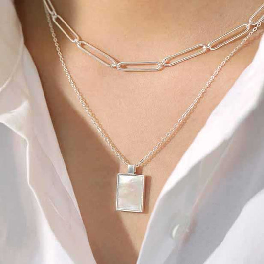 Geometry Mother of Shell Rectangle Tag 925 Sterling Silver NecklacePendant Width: 16mm * 12mm
Metal Material: Solid 925 Sterling Silver
Metal Electroplating: 18K Yellow Gold./Rhodium
Chain Length: 400mm + 50mm Adjustable
Total WJEWELLYJEWELLYShell Rectangle Tag 925 Sterling Silver Necklace