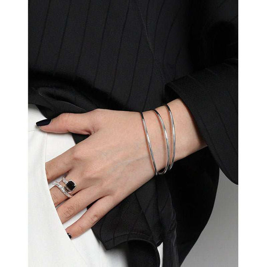 Minimalist 2.2mm S990 Sterling Silver BangleBangle Width: 2.2mm 
Bangle Diameter: 54mm/56mm/58mm
Metal Material: Solid 990 Sterling Silver
Metal Electroplating: No Plating
Total Weight: 6.7g/7.1g/7.4gJEWELLYJEWELLY2mm S990 Sterling Silver Bangle