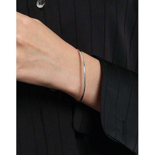 Minimalist 2.2mm S990 Sterling Silver BangleBangle Width: 2.2mm 
Bangle Diameter: 54mm/56mm/58mm
Metal Material: Solid 990 Sterling Silver
Metal Electroplating: No Plating
Total Weight: 6.7g/7.1g/7.4gJEWELLYJEWELLY2mm S990 Sterling Silver Bangle