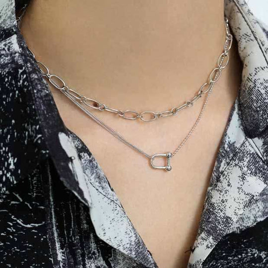 U Shape Fashion 925 Sterling Silver NecklacePendant Size: 11.2mm * 11.85mm
Metal Material: Solid 925 Sterling Silver
Metal Electroplating: 18K Yellow Gold/Rhodium
Chain Length: 420mm + 40mm Adjustable
TotaJEWELLYJEWELLYShape Fashion 925 Sterling Silver Necklace