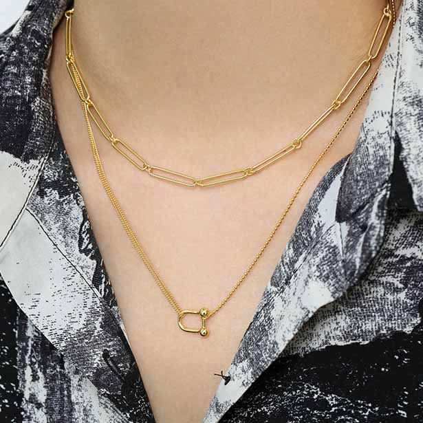 U Shape Fashion 925 Sterling Silver NecklacePendant Size: 11.2mm * 11.85mm
Metal Material: Solid 925 Sterling Silver
Metal Electroplating: 18K Yellow Gold/Rhodium
Chain Length: 420mm + 40mm Adjustable
TotaJEWELLYJEWELLYShape Fashion 925 Sterling Silver Necklace